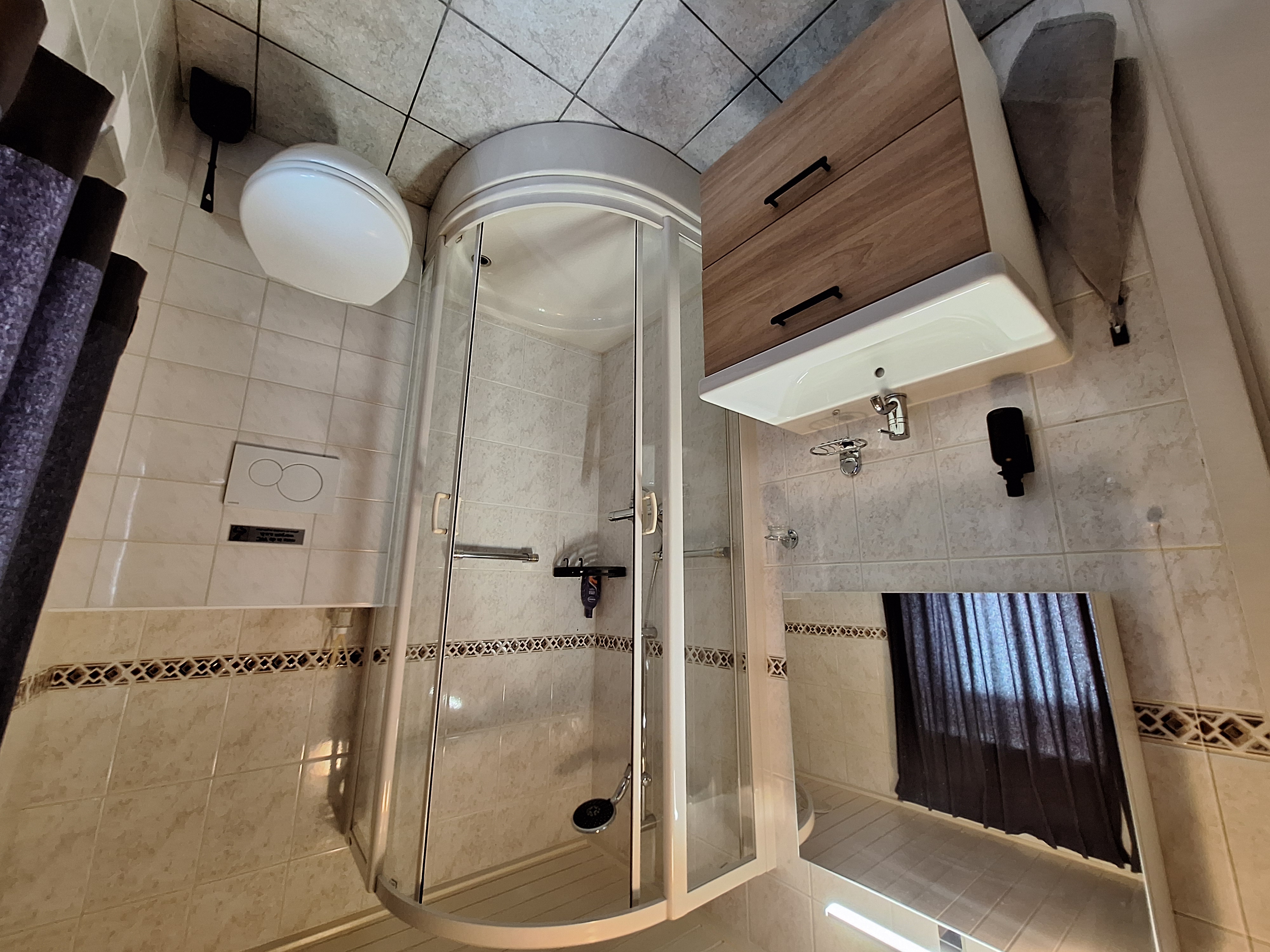 Badkamer boven met tweede wc